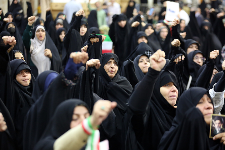 بزرگداشت شهید آیت‌الله رئیسی و شهدای خدمت در حرم بانوی کرامت