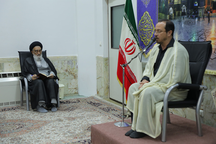 مدیران حرم بانوی کرامت پای درس اخلاق آیت‌الله سعیدی نشستند