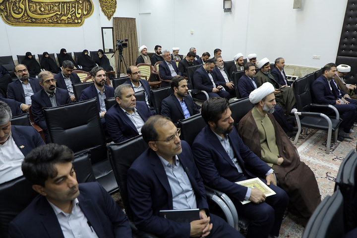 مدیران حرم بانوی کرامت پای درس اخلاق آیت‌الله سعیدی نشستند