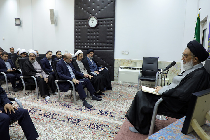 مدیران حرم بانوی کرامت پای درس اخلاق آیت‌الله سعیدی نشستند