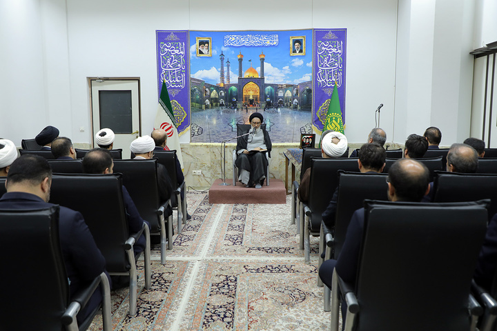 مدیران حرم بانوی کرامت پای درس اخلاق آیت‌الله سعیدی نشستند