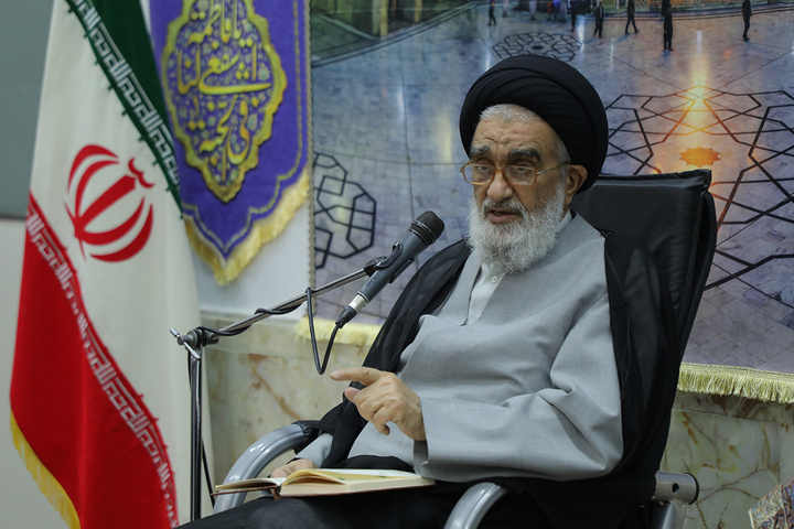 مدیران حرم بانوی کرامت پای درس اخلاق آیت‌الله سعیدی نشستند