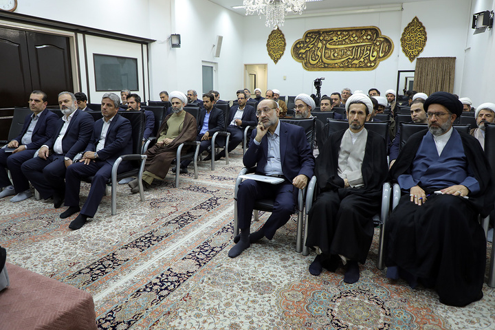 مدیران حرم بانوی کرامت پای درس اخلاق آیت‌الله سعیدی نشستند