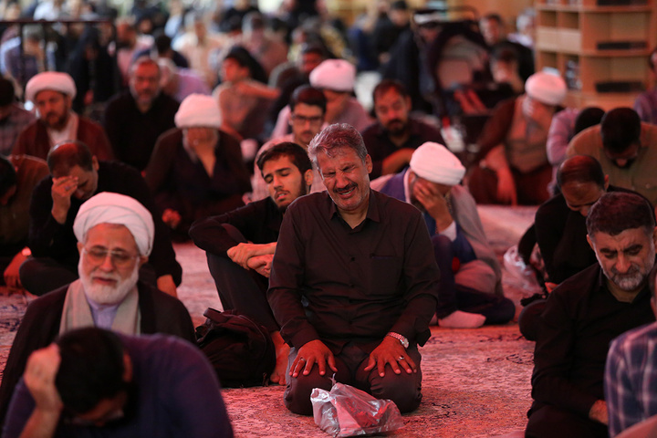 عزاداری زائران حرم بانوی کرامت در سوگ شهادت امام باقر (ع)