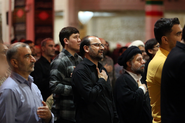 عزاداری زائران حرم بانوی کرامت در سوگ شهادت امام باقر (ع)