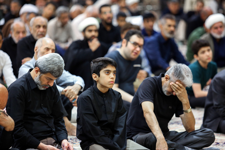 عزاداری زائران حرم بانوی کرامت در سوگ شهادت امام باقر (ع)