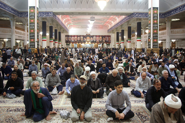 عزاداری زائران حرم بانوی کرامت در سوگ شهادت امام باقر (ع)