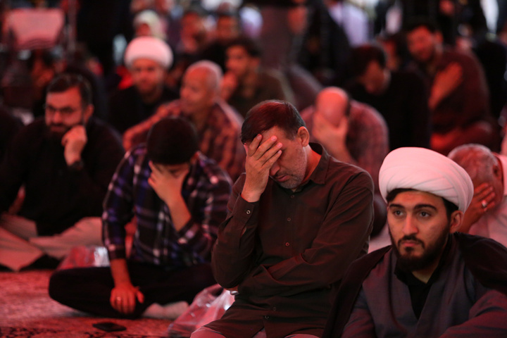 عزاداری زائران حرم بانوی کرامت در سوگ شهادت امام باقر (ع)