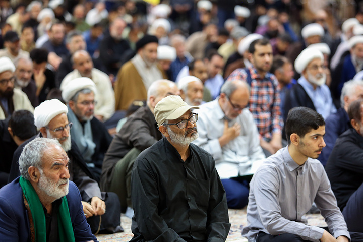 عزاداری زائران حرم بانوی کرامت در سوگ شهادت امام باقر (ع)