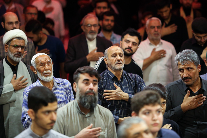 عزاداری زائران حرم بانوی کرامت در سوگ شهادت امام باقر (ع)