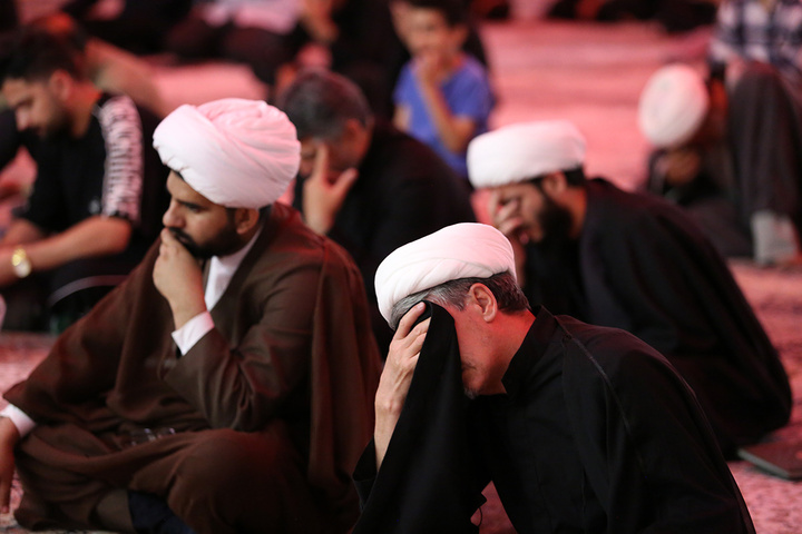 عزاداری زائران حرم بانوی کرامت در سوگ شهادت امام باقر (ع)