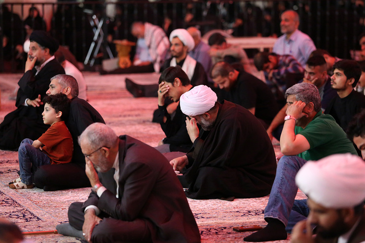 عزاداری زائران حرم بانوی کرامت در سوگ شهادت امام باقر (ع)