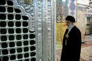 غبارروبی مضجع شریف بانوی کرامت توسط رهبر شهید