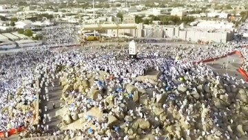 «جبل‌الرحمه» زیر سایه زمزمه‌های عاشقانه حاجیان؛ عرفات غرق در راز و نیاز شد
