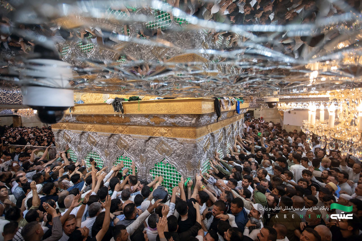 اشک و دعا زیر قبه سیدالشهدا (علیه السلام)