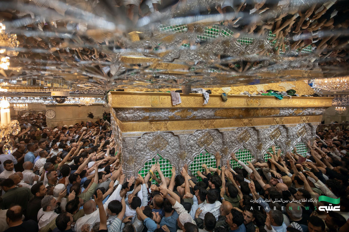 اشک و دعا زیر قبه سیدالشهدا (علیه السلام)