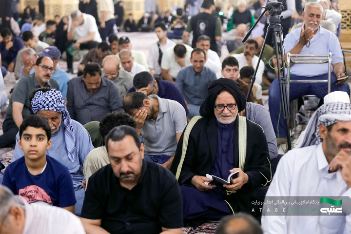 مراسم دعای عرفه زائران عرب زبان در حرم مطهر رضوی