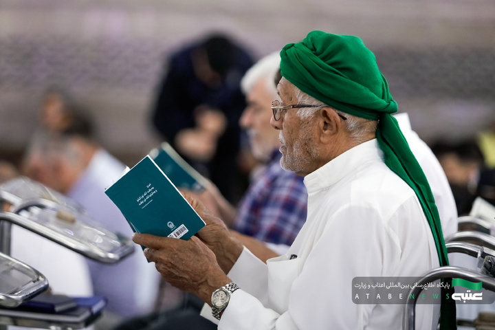 مراسم دعای عرفه زائران عرب زبان در حرم مطهر رضوی