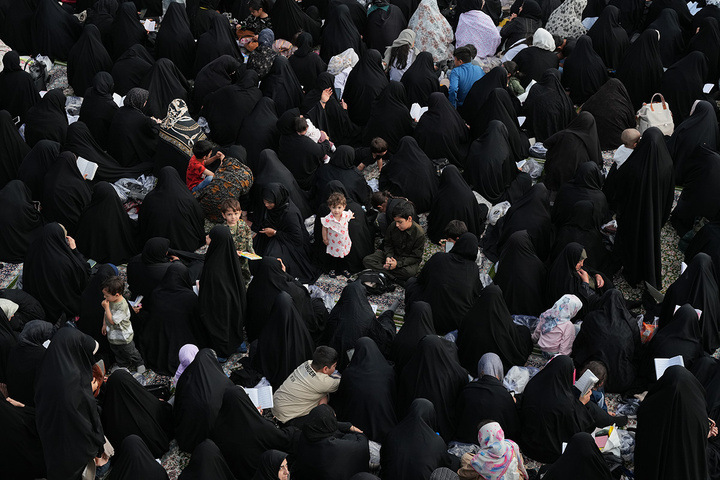 حال‌وهوای زائران حرم مطهر بانوی کرامت در دعای عرفه