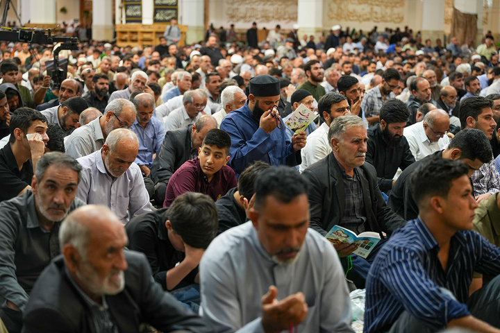 حال‌وهوای زائران حرم مطهر بانوی کرامت در دعای عرفه