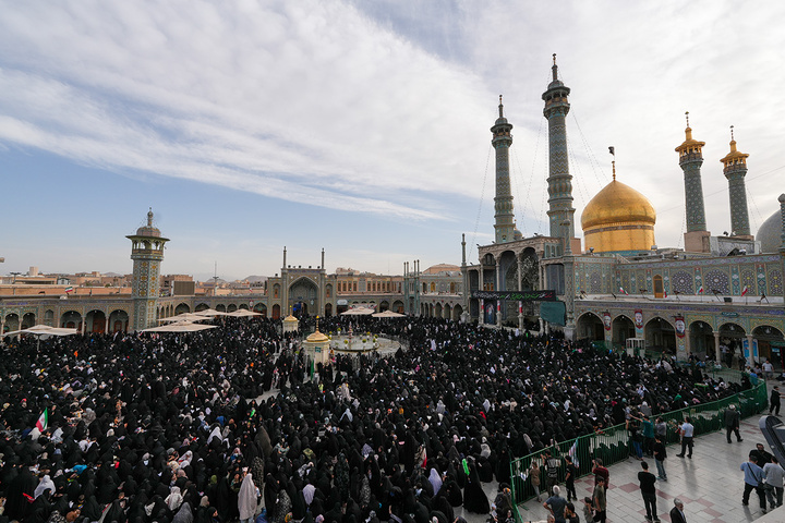 حال‌وهوای زائران حرم مطهر بانوی کرامت در دعای عرفه