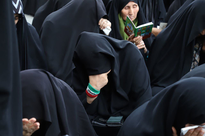 حضور پرشور بانوان در مراسم دعای عرفه حرم بانوی کرامت