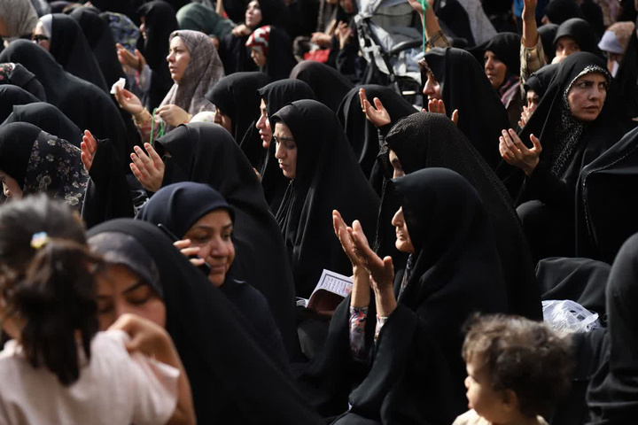حضور پرشور بانوان در مراسم دعای عرفه حرم بانوی کرامت