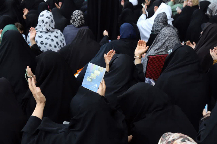 حضور پرشور بانوان در مراسم دعای عرفه حرم بانوی کرامت