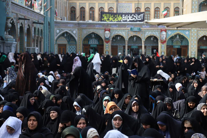 حضور پرشور بانوان در مراسم دعای عرفه حرم بانوی کرامت