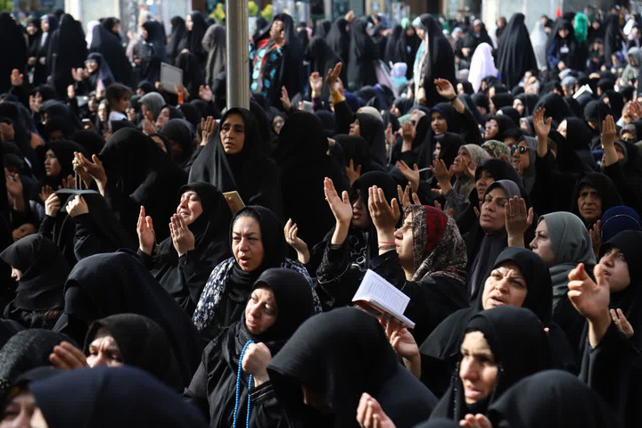 حضور پرشور بانوان در مراسم دعای عرفه حرم بانوی کرامت
