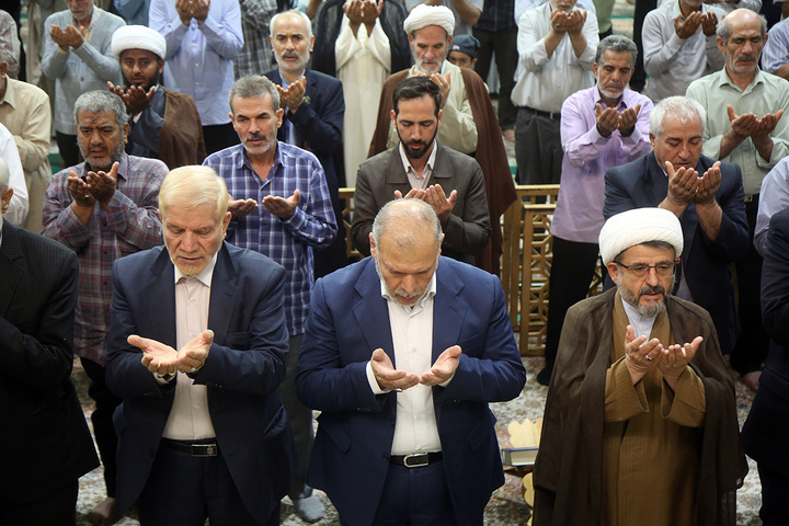 شکوه بندگی در نماز عید سعید قربان حرم حضرت معصومه (س)