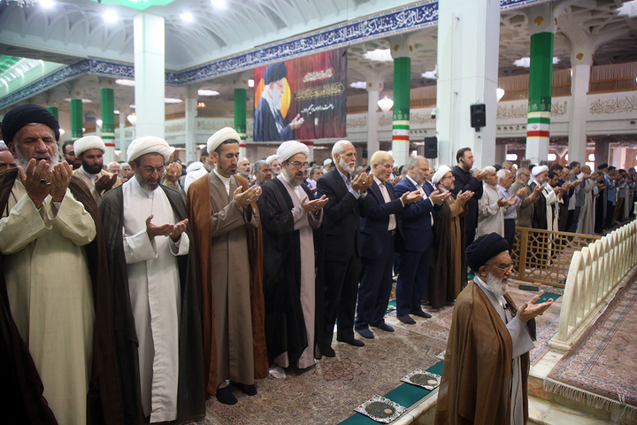 شکوه بندگی در نماز عید سعید قربان حرم حضرت معصومه (س)