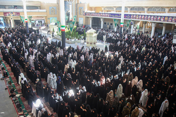 شکوه بندگی در نماز عید سعید قربان حرم حضرت معصومه (س)