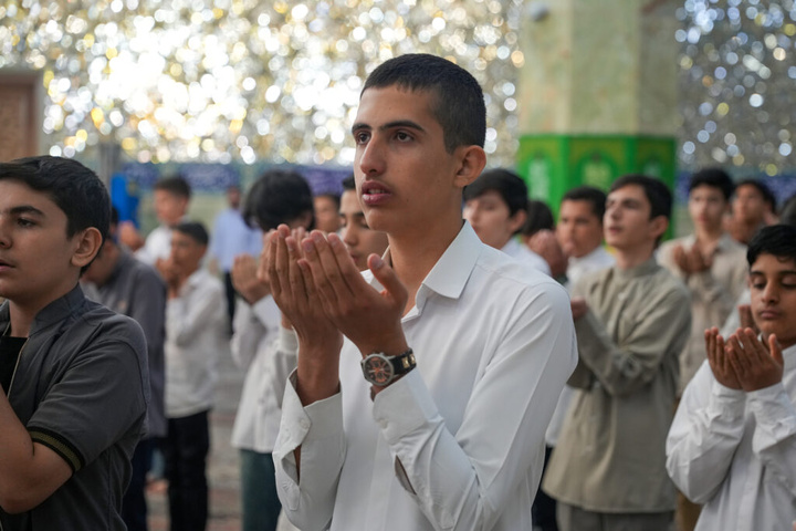 جشن تکلیف ۱۲۰ نوجوان پسر در حرم حضرت معصومه(س)