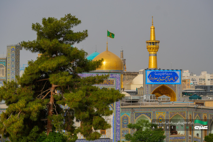 نصب کتیبه‌های ولادت امام هادی(ع) در حرم مطهر رضوی