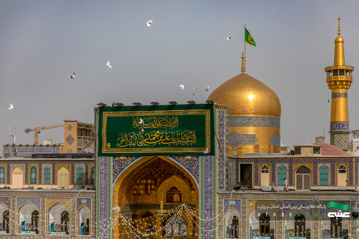 نصب کتیبه‌های ولادت امام هادی(ع) در حرم مطهر رضوی