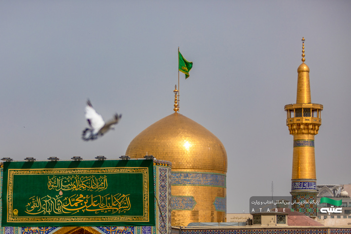 نصب کتیبه‌های ولادت امام هادی(ع) در حرم مطهر رضوی
