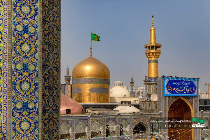نصب کتیبه‌های ولادت امام هادی(ع) در حرم مطهر رضوی