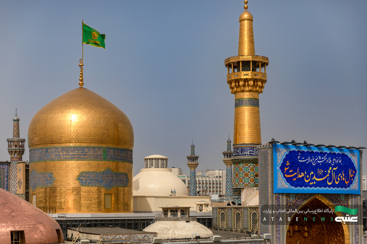نصب کتیبه‌های ولادت امام هادی(ع) در حرم مطهر رضوی
