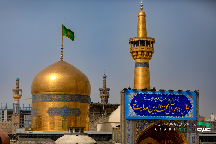 نصب کتیبه‌های ولادت امام هادی(ع) در حرم مطهر رضوی