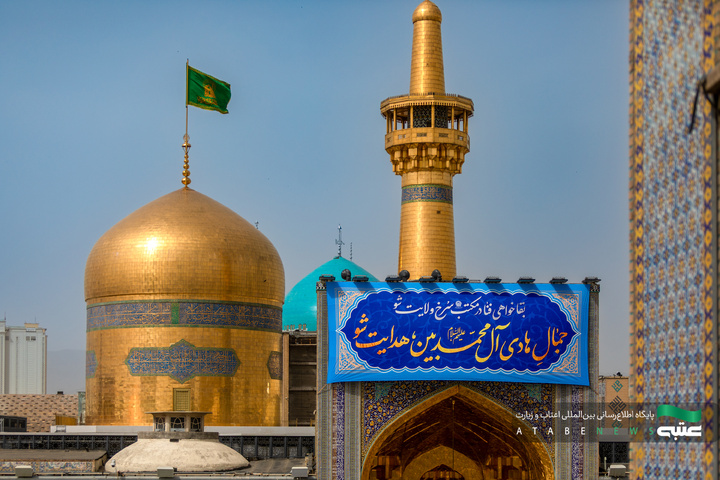 نصب کتیبه‌های ولادت امام هادی(ع) در حرم مطهر رضوی