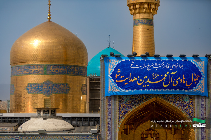 نصب کتیبه‌های ولادت امام هادی(ع) در حرم مطهر رضوی