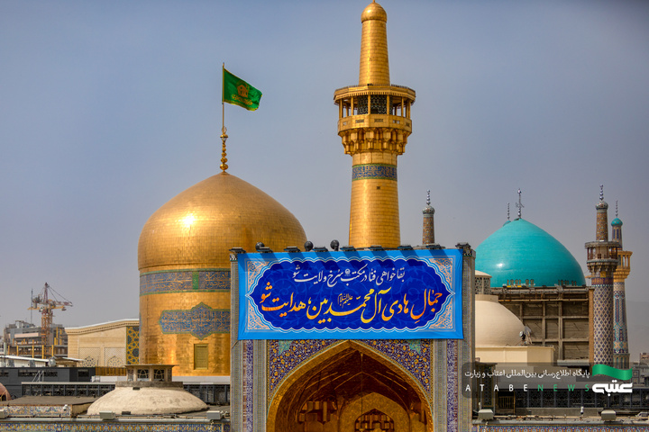نصب کتیبه‌های ولادت امام هادی(ع) در حرم مطهر رضوی
