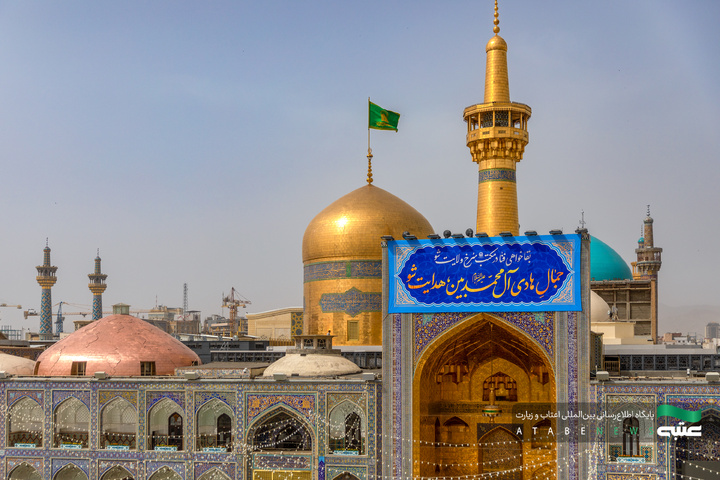 نصب کتیبه‌های ولادت امام هادی(ع) در حرم مطهر رضوی