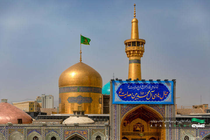 نصب کتیبه‌های ولادت امام هادی(ع) در حرم مطهر رضوی