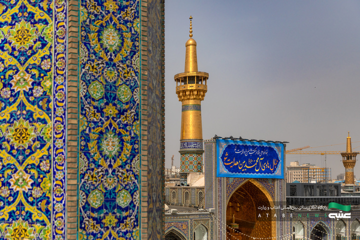 نصب کتیبه‌های ولادت امام هادی(ع) در حرم مطهر رضوی