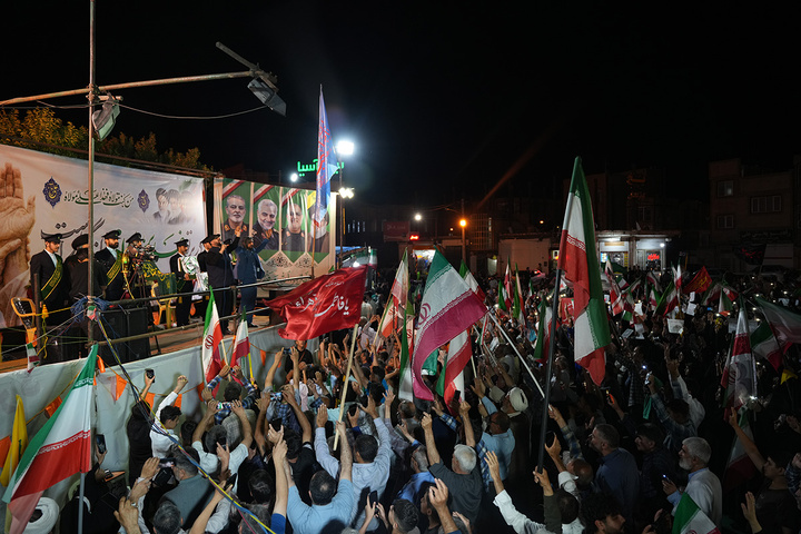بیعت مردم میدان نبوت قم با ولایت در حضور خادمان حرم بانوی کرامت