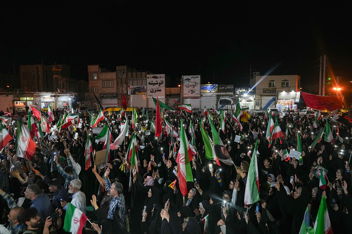 بیعت مردم میدان نبوت قم با ولایت در حضور خادمان حرم بانوی کرامت