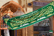 نصب کتیبه‌های عید غدیر در حرم مطهر کاظمین(ع)
