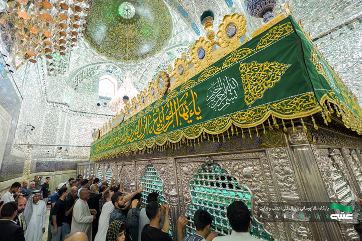 نصب کتیبه‌های عید غدیر در حرم مطهر کاظمین(ع)